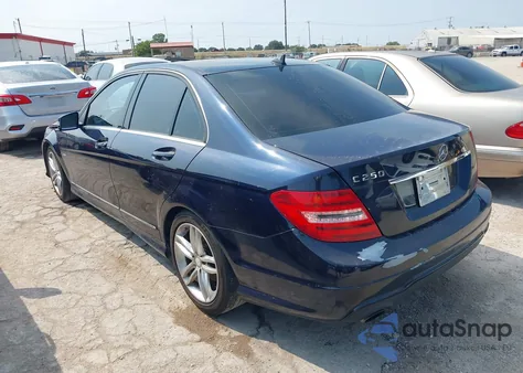 2012 Mercedes-Benz C 250 Luxury/Sport z USA, uszkodzony, nr VIN WDDGF4HB3CR223200